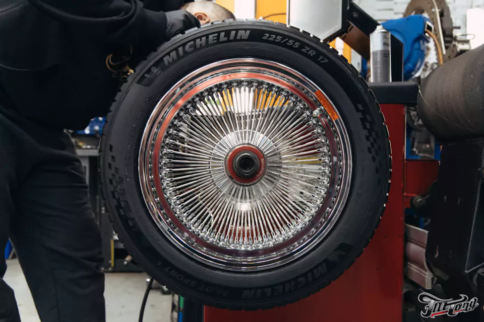 Фирменный шиномонтаж на стендах Hunter для Chevrolet Impala: собрали комплект колес Dayton Wire Wheels с системой knock-off!
